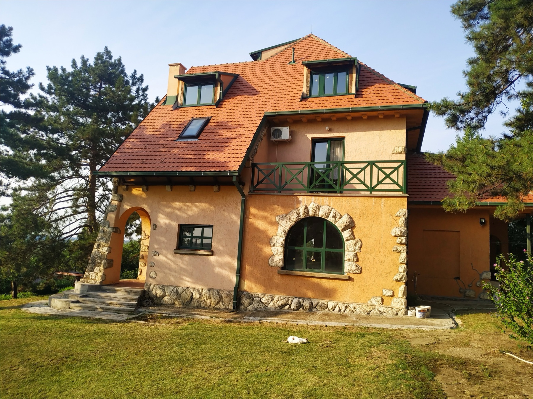 Aluminijumska stolarija u zelenoj boji na porodičnoj kući